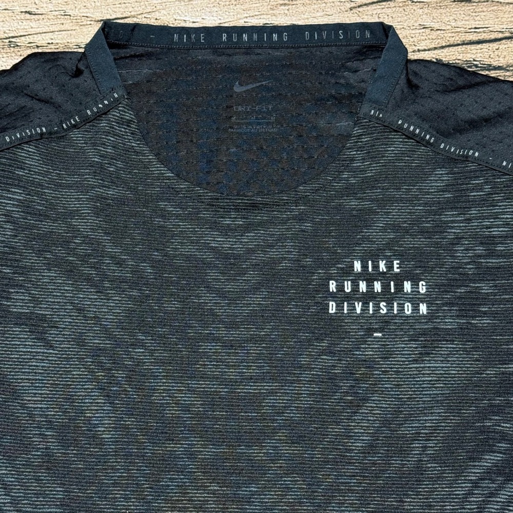 Nike Run Division Rise 365 Running Athletic Shirt Mens Medium Black DM4769-010 - Picture 2 of 7